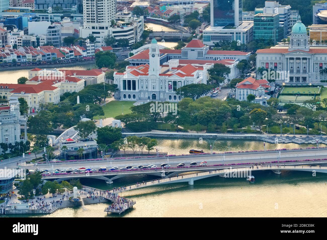 Il vecchio quartiere coloniale di Singapore: (da l a r) Boat Quay, Singapore River, Empress Place, Merlion, Victoria Theatre & Concert Hall, National Gallery Foto Stock