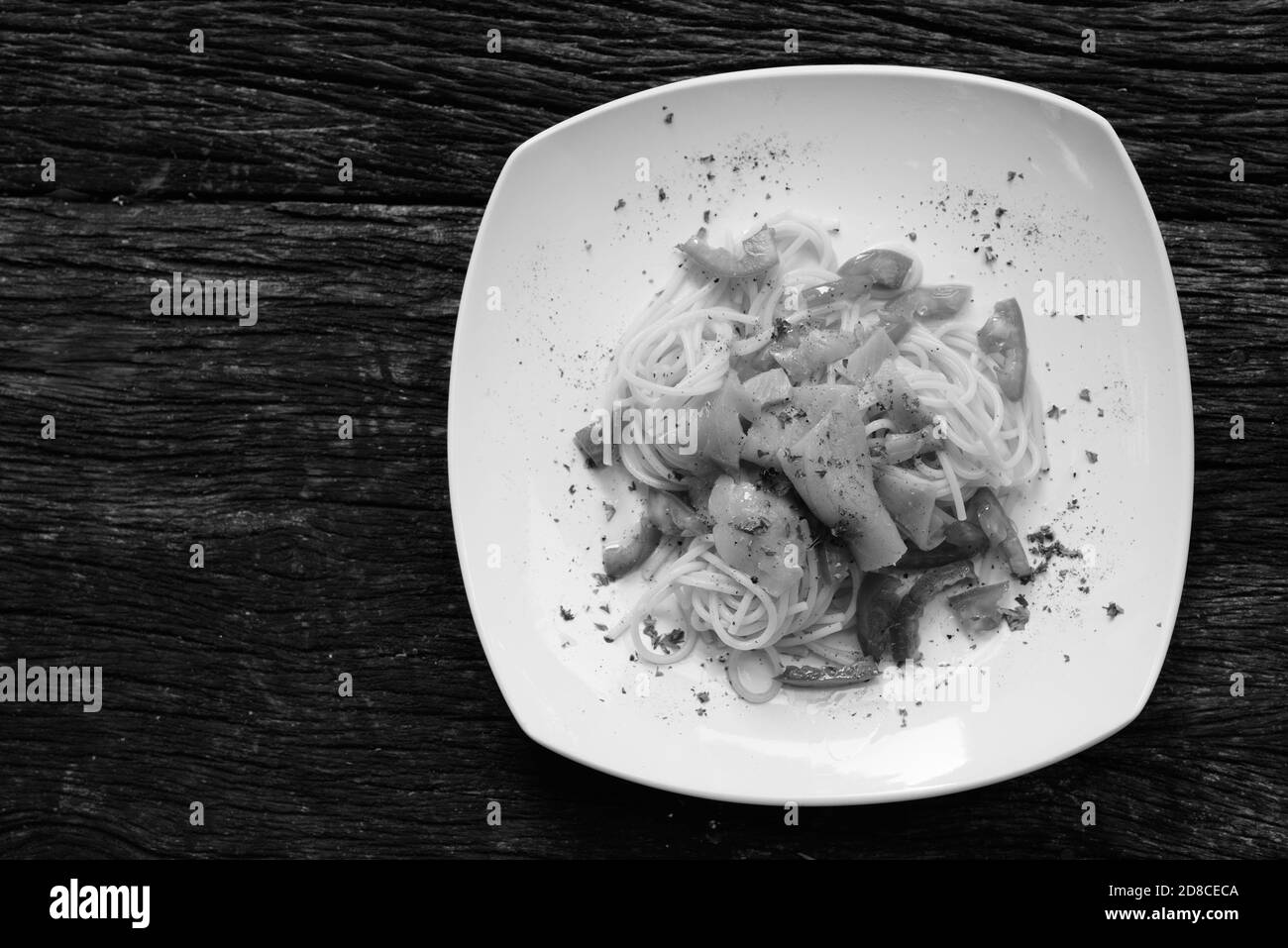 Spaghetti al salmone con pomodoro fresco contro tavola di legno Foto Stock