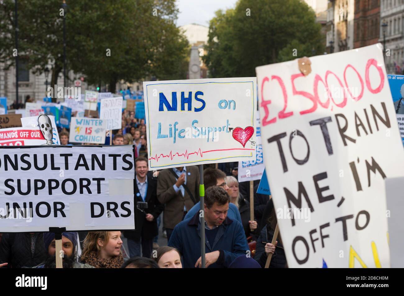 I medici junior manifestano contro la loro proposta di nuovo contratto che il governo vuole introdurre. La British Medical Association (BMA) afferma che il contratto ridurrà la retribuzione per i medici che lavorano ore non sociali, e metterà i pazienti a rischio di farmaci stanchi. La manifestazione è iniziata con il rally a Waterloo Place, seguito da marzo a Parliament Square. Whitehall, Westminster, Londra, Regno Unito. 17 Ott 2015 Foto Stock