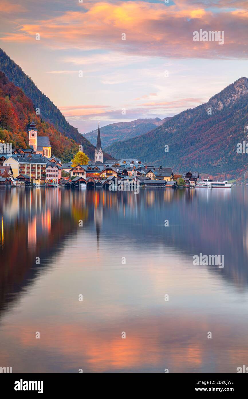 Hallstatt, Austria. Immagine di un paesaggio urbano dell'iconico villaggio alpino di Hallstatt al suggestivo tramonto autunnale. Foto Stock