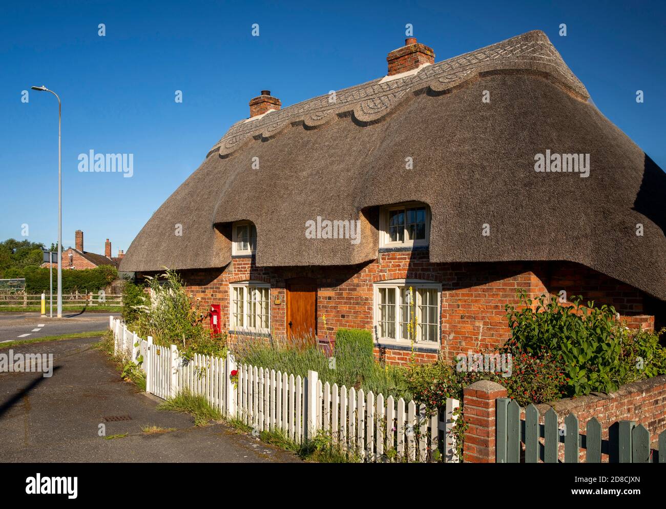 Regno Unito, Inghilterra, Lincolnshire Wolds, West Rasen, Post Box Cottage – l'ex Ufficio postale Foto Stock