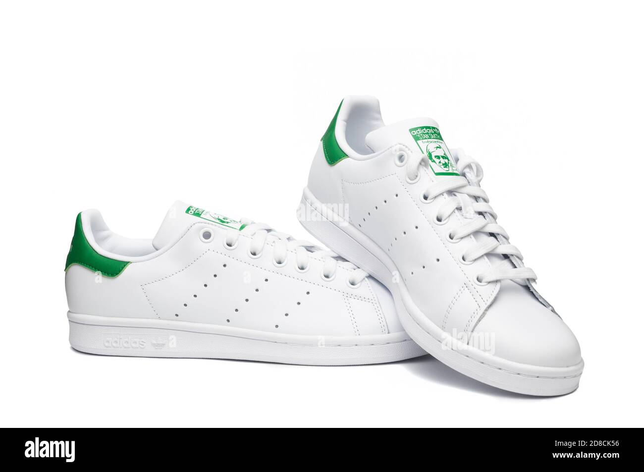 Carrara, Italia - 28 Ottobre 2020 - Coppia di sneaker Adidas Stan Smith  classiche (bianco e verde) isolate su sfondo bianco Foto stock - Alamy