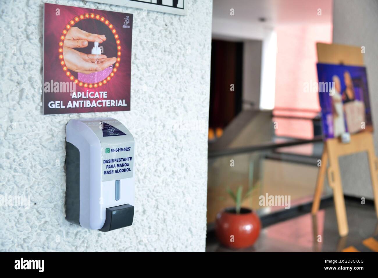 Città del Messico, Messico. 28 Ott 2020. CITTÀ DEL MESSICO, MESSICO - OTTOBRE 28: I distributori di soluzione antibatterica sono messi affinchè la gente pulisca le loro mani prima di entrare nel teatro di Hidalgo. È stato permesso la ripresa dei teatri di Città del Messico in un 30 per cento della loro capienza, Mantenere le distanze sociali come nuovi protocolli di sicurezza durante la pandemia del Covid-19 il 28 ottobre 2020 a Città del Messico, Messico. Credit: Carlos Tischler/Eyepix Group/The Photo Access Credit: The Photo Access/Alamy Live News Foto Stock