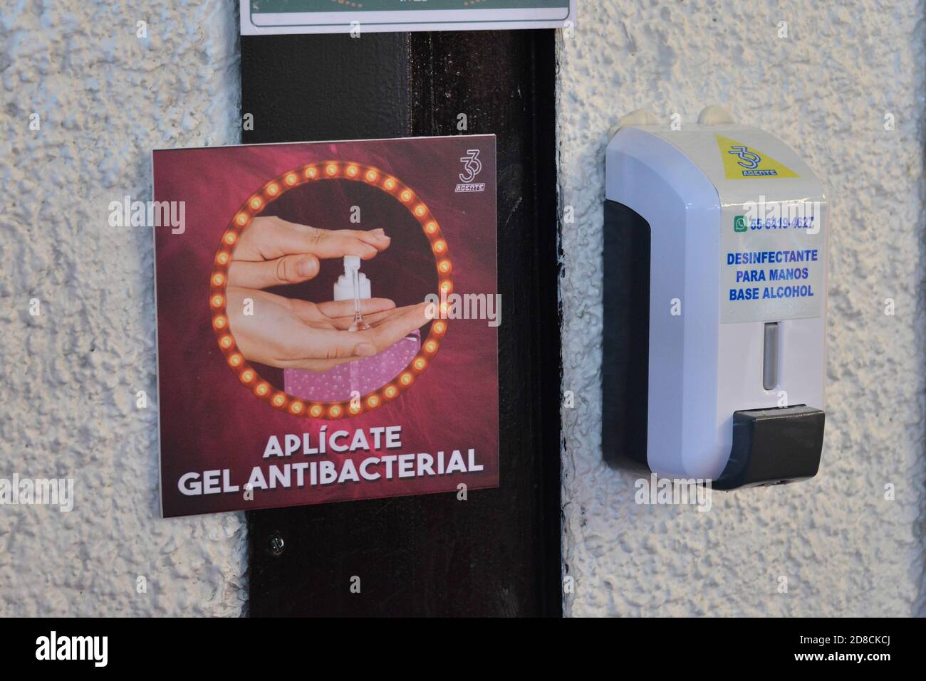 Città del Messico, Messico. 28 Ott 2020. CITTÀ DEL MESSICO, MESSICO - OTTOBRE 28: I distributori di soluzione antibatterica sono messi affinchè la gente pulisca le loro mani prima di entrare nel teatro di Hidalgo. È stato permesso la ripresa dei teatri di Città del Messico in un 30 per cento della loro capienza, Mantenere le distanze sociali come nuovi protocolli di sicurezza durante la pandemia del Covid-19 il 28 ottobre 2020 a Città del Messico, Messico. Credit: Carlos Tischler/Eyepix Group/The Photo Access Credit: The Photo Access/Alamy Live News Foto Stock