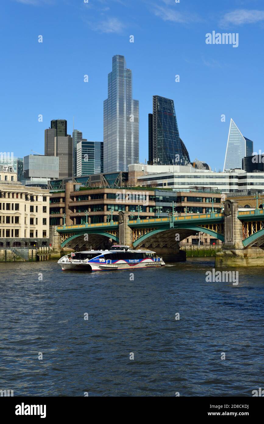 Skyline della città di Londra, battello fluviale Thames Clippers, Southwark Bridge, Southwark, Londra, Regno Unito Foto Stock