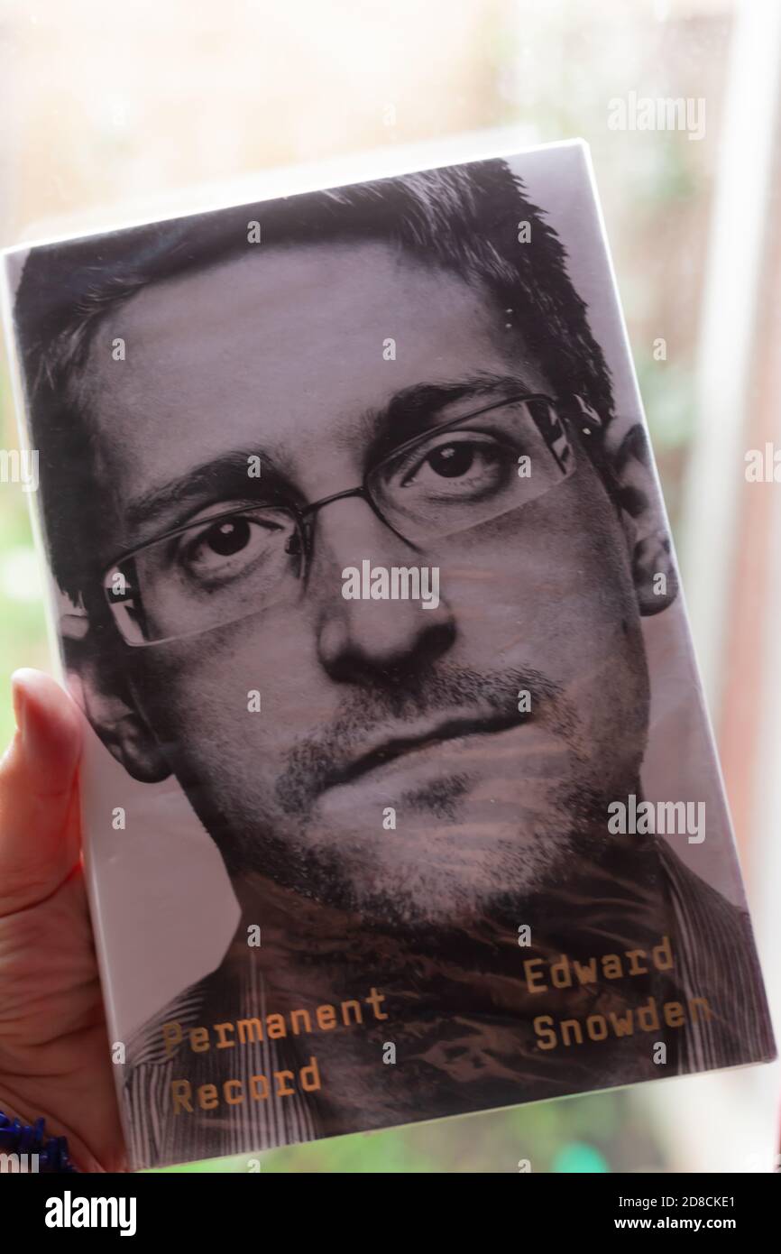 Vista del libro Hardback "Permanent Record" di Edward Snowden Foto Stock