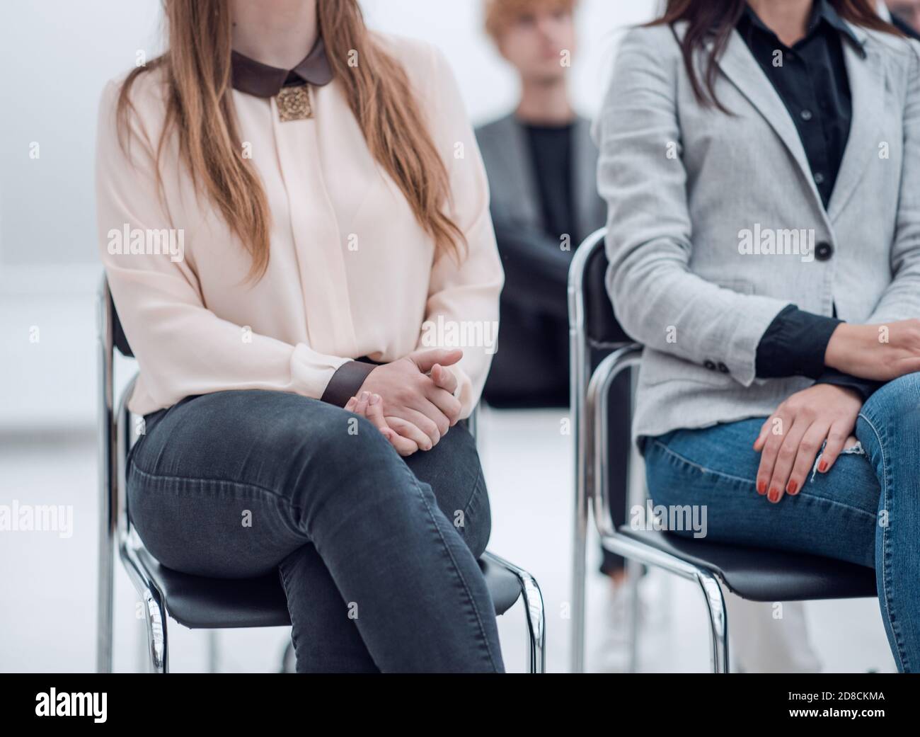 gruppo di dipendenti seduti in una sala conferenze. Foto Stock