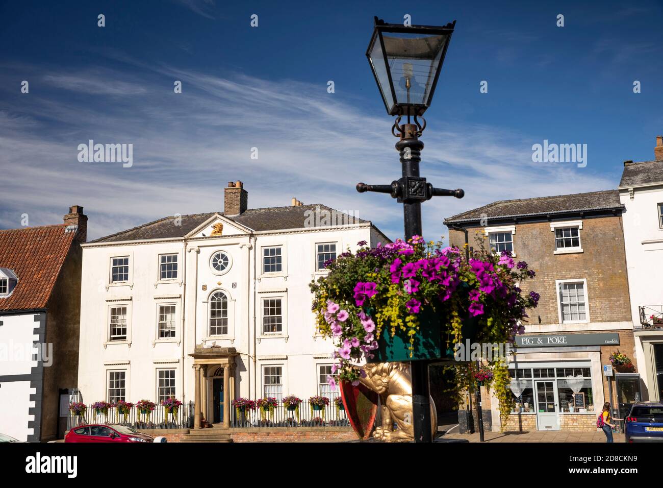 Regno Unito, Inghilterra, Lincolnshire Wolds, Caistor, Market Square, piantatrice floreale sul palo della lampada Foto Stock