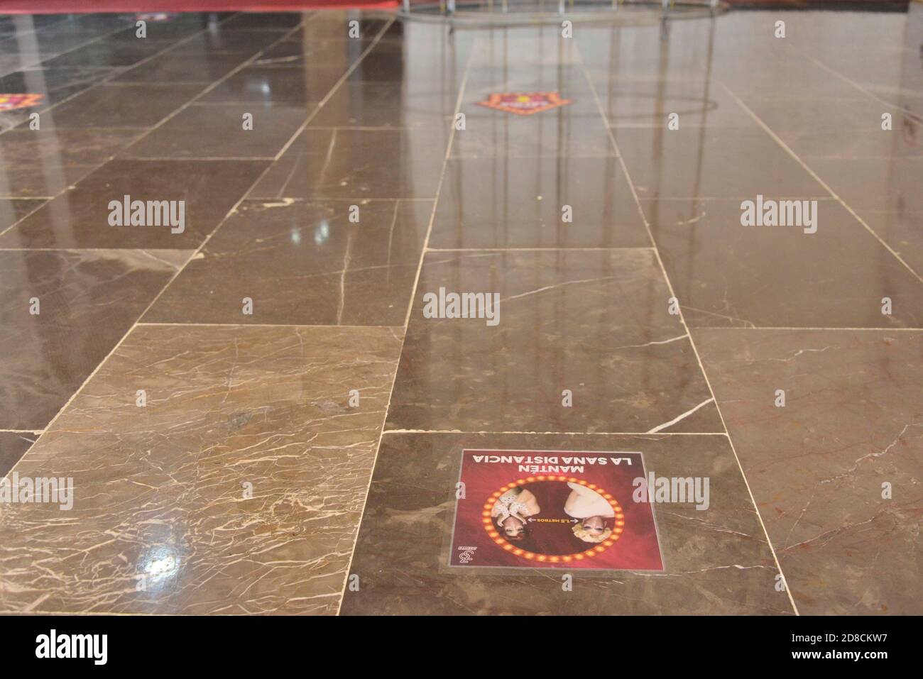 Città del Messico, Messico. 28 Ott 2020. CITTÀ DEL MESSICO, MESSICO - OTTOBRE 28: I segni di divaricamento sociale sono messi nel teatro di Hidalgo. È stato permesso la ripresa dei teatri di Città del Messico in un 30 per cento della loro capacità, mantenendo la distanza sociale come nuovi protocolli di sicurezza durante la pandemia di Covid-19 il 28 ottobre 2020 a Città del Messico, Messico, Messico. Credit: Carlos Tischler/Eyepix Group/The Photo Access Credit: The Photo Access/Alamy Live News Foto Stock