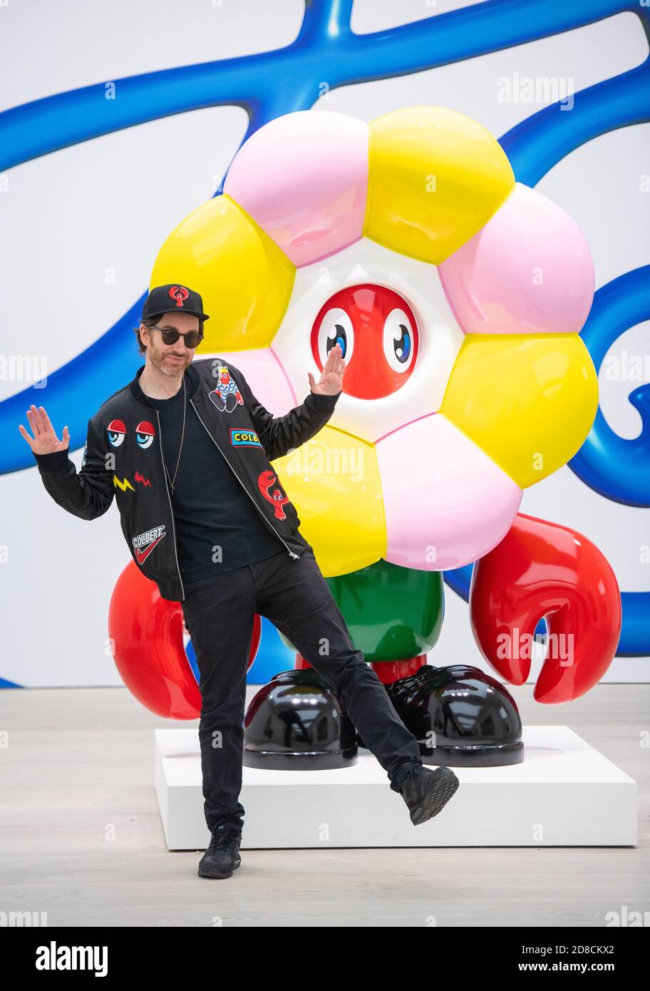 L'artista Philip Colbert in un'anteprima stampa della mostra "Philip Colbert: Lobsteropolis" alla Saatchi Gallery di Londra, che offre al pubblico la possibilità di vedere le opere d'arte in situ o tramite robot comodamente a casa propria. Foto Stock