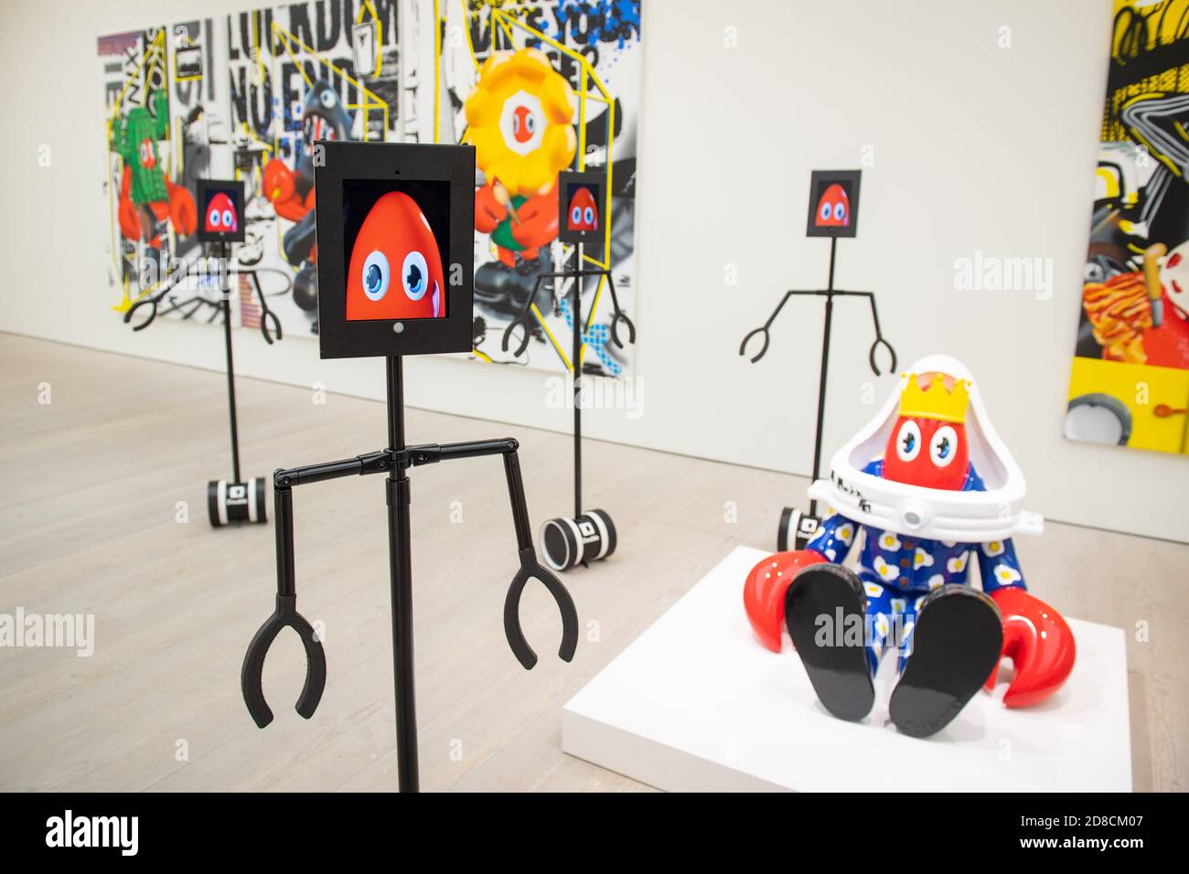 Robot telecomandati insieme alle opere d'arte in un'anteprima stampa della mostra "Philip Colbert: Lobsteropolis" alla Saatchi Gallery di Londra, che offre al pubblico la possibilità di vedere le opere d'arte in situ o tramite robot comodamente a casa propria. Foto Stock