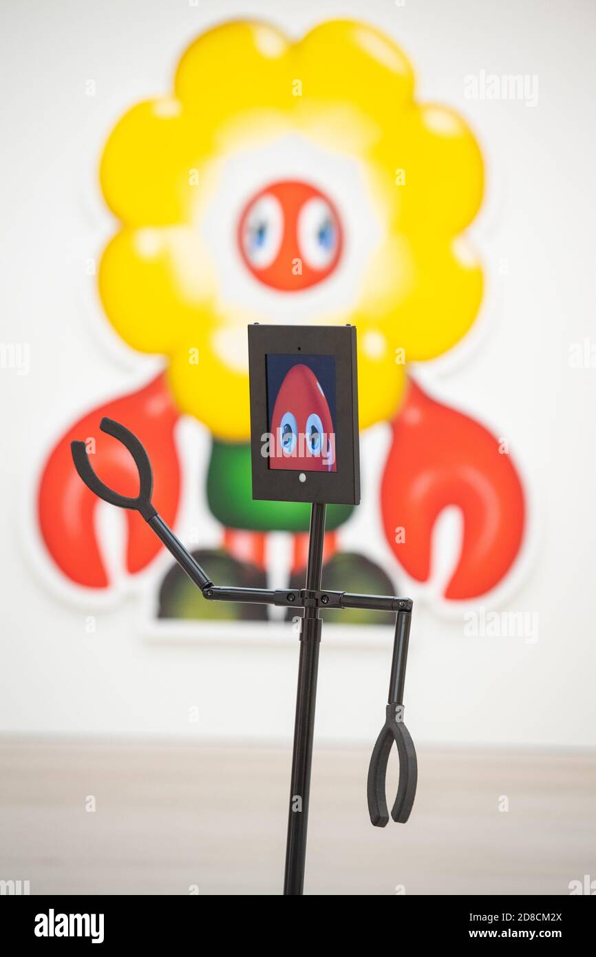 Vista generale di un robot telecomandato in un'anteprima stampa della mostra "Philip Colbert: Lobsteropolis" alla Saatchi Gallery di Londra, che offre al pubblico la possibilità di vedere le opere d'arte in situ o tramite i robot comodamente a casa propria. Foto Stock