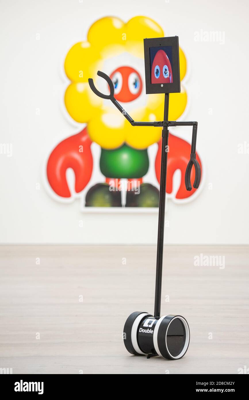 Vista generale di un robot telecomandato in un'anteprima stampa della mostra "Philip Colbert: Lobsteropolis" alla Saatchi Gallery di Londra, che offre al pubblico la possibilità di vedere le opere d'arte in situ o tramite i robot comodamente a casa propria. Foto Stock