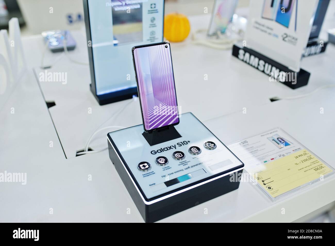 Kiev, Ucraina - 28 ottobre 2019: I nuovi smartphone Samsung Galaxy S10+  sono esposti sul display al dettaglio in negozio elettronico Foto stock -  Alamy