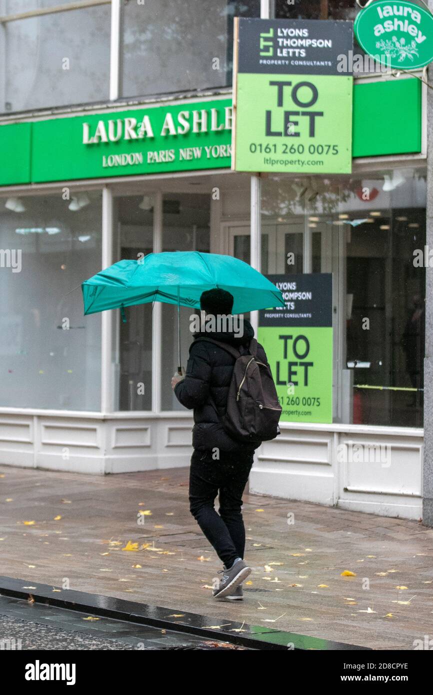 Preston, Lancashire. Regno Unito Meteo. 29 ottobre 2020. Lo shopping deve continuare nel centro della città in una giornata piovosa bagnata con forti downpoours e docce che si fondono. Il settore retail di Preston è stato fortemente influenzato dalle normative Covid 19, con diverse imprese che si chiudono in alta strada. Credito; MediaWorldImages/AlamyLiveNews Foto Stock