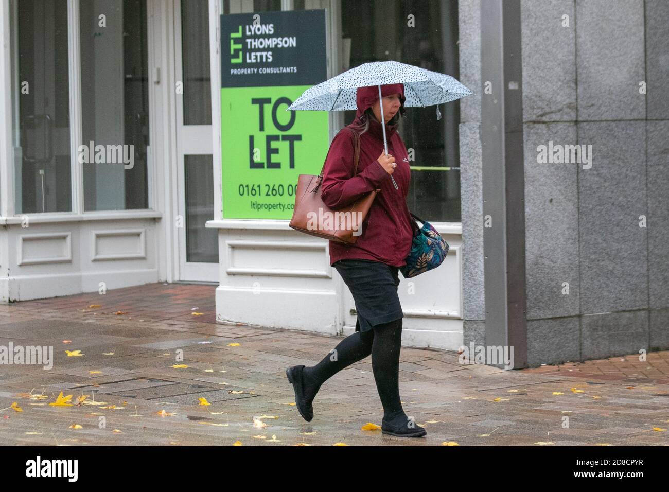 Preston, Lancashire. Regno Unito Meteo. 29 ottobre 2020. Lo shopping deve continuare nel centro della città in una giornata piovosa bagnata con forti downpoours e docce che si fondono. Il settore retail di Preston è stato fortemente influenzato dalle normative Covid 19, con diverse imprese che si chiudono in alta strada. Credito; MediaWorldImages/AlamyLiveNews Foto Stock