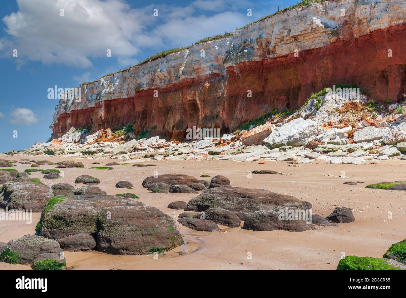Le scogliere di Hunstanton, a nord, sono a strisce di gesso rosso e bianco norfolk coast uk Foto Stock