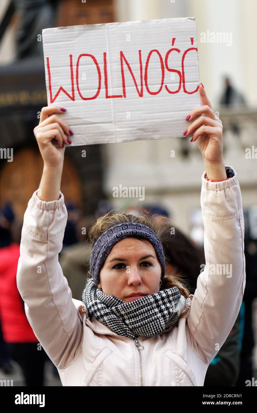 Varsavia, OTTOBRE 25. 2020: Una protesta contro l'inasprimento della legge sull'aborto di fronte alla chiesa di Santa Croce. Protesta contro lo Sciopero delle donne. Donna ho Foto Stock