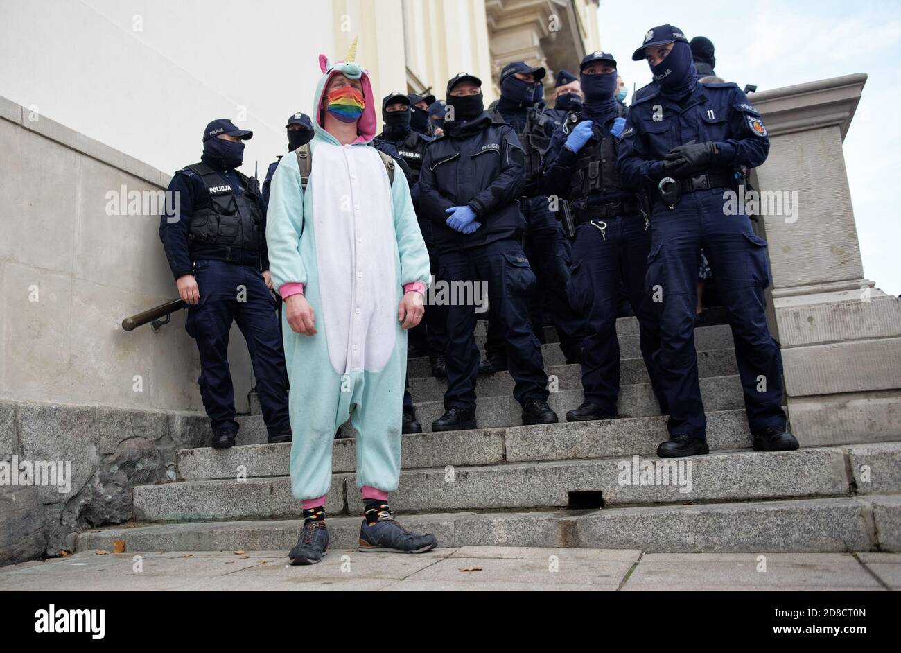 Varsavia, OTTOBRE 25. 2020: Una protesta contro l'inasprimento della legge sull'aborto di fronte alla chiesa di Santa Croce. Protesta contro lo Sciopero delle donne. Foto Stock