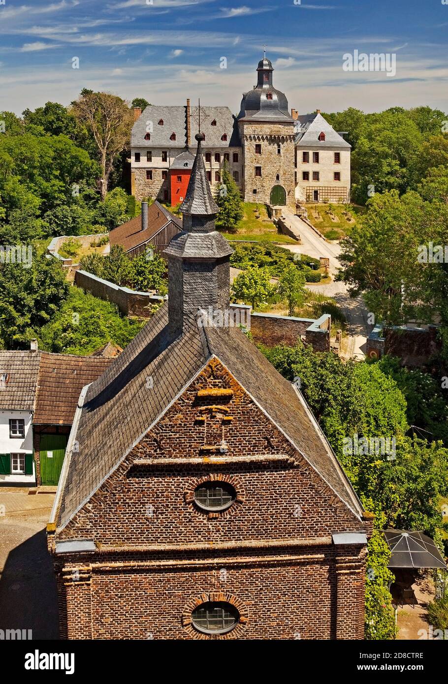 vista dalla torre del mulino Muehlenturm) al castello di Liedberg e la torre della cappella Liedberg, Germania, Nord Reno-Westfalia, basso Reno, Korschenbroich Foto Stock