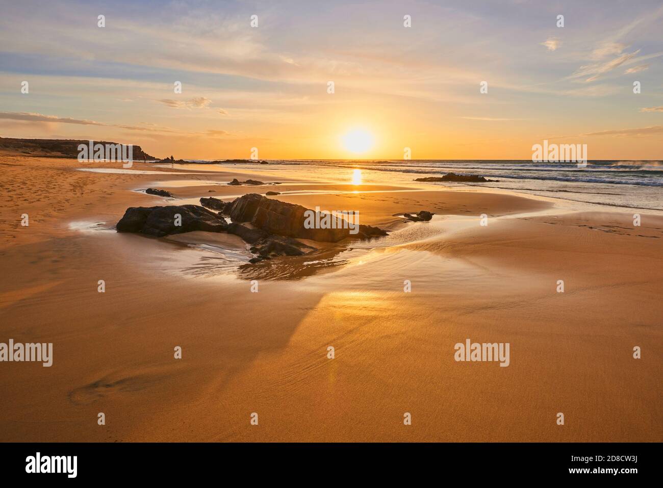 Tramonto sulla spiaggia di Playa del Castillo, Playa del Algibe de la Cueva, Isole Canarie, Fuerteventura Foto Stock