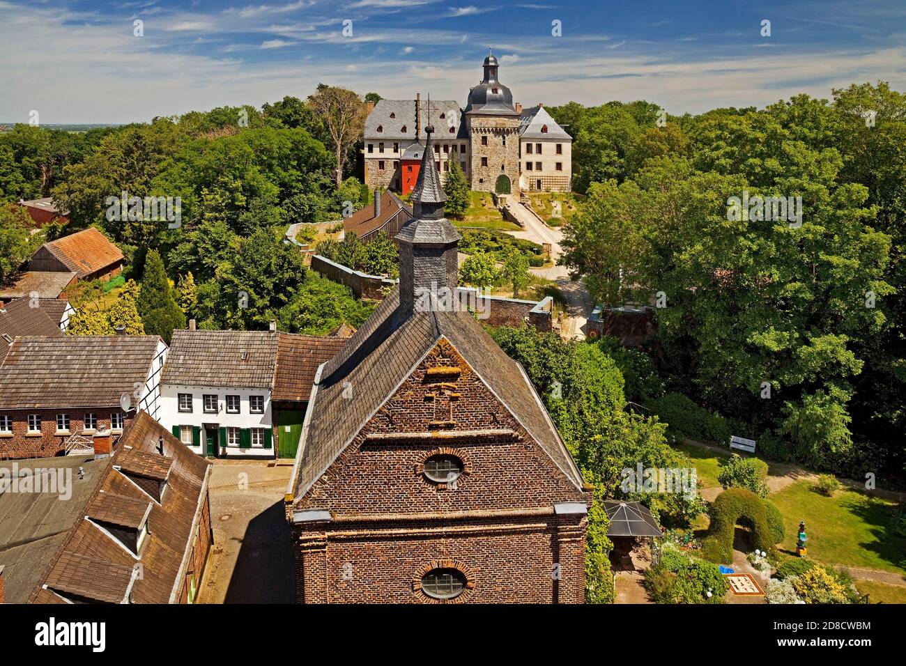 vista dalla torre del mulino Muehlenturm) al castello di Liedberg e la torre della cappella Liedberg, Germania, Nord Reno-Westfalia, basso Reno, Korschenbroich Foto Stock