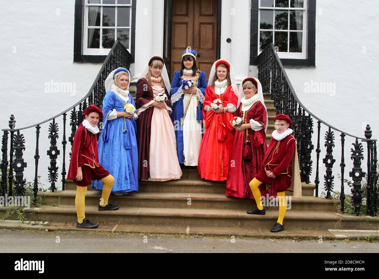 Irvine, Ayrshire, Scozia, UK Marymass è un festival a Irvine, risalente al Medioevo, la cui versione moderna risale al 1920s. Originariamente era associata alla Vergine Maria (piuttosto che a Maria Regina di Scozia, come spesso si suppone). ... Il festival si svolge a metà agosto. La Irvine Carters Society è stata fondata per la prima volta per scopi aziendali e caritativi. La loro storia è antica come i commerci incorporati del Royal Burgh di Irvine..Portraits delle regine di Marymass e dei ragazzi di pagina Foto Stock