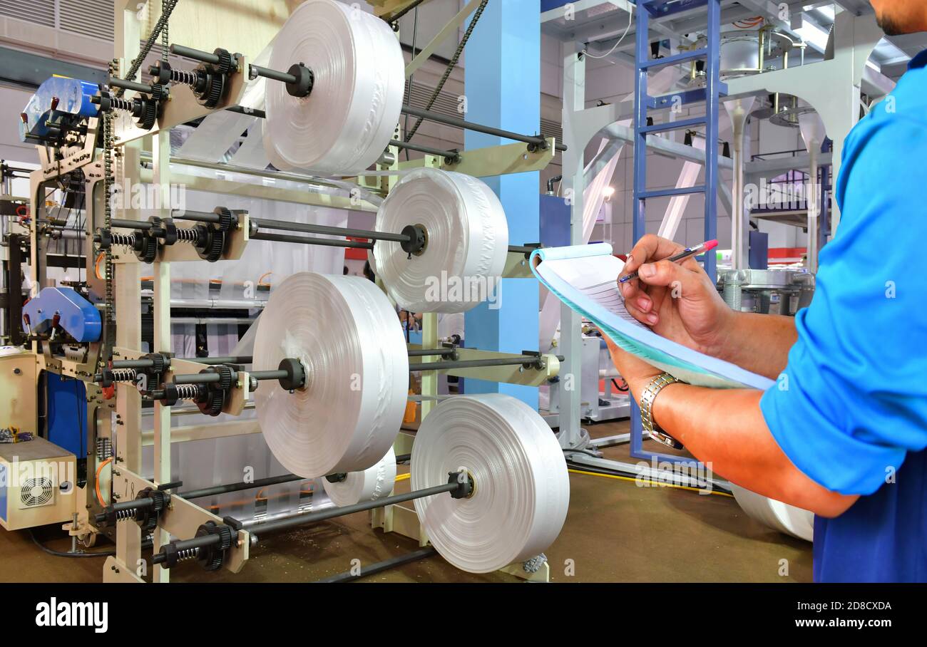Manager engineer controllo automatico linea di produzione plastica sacchetto industriale Foto Stock