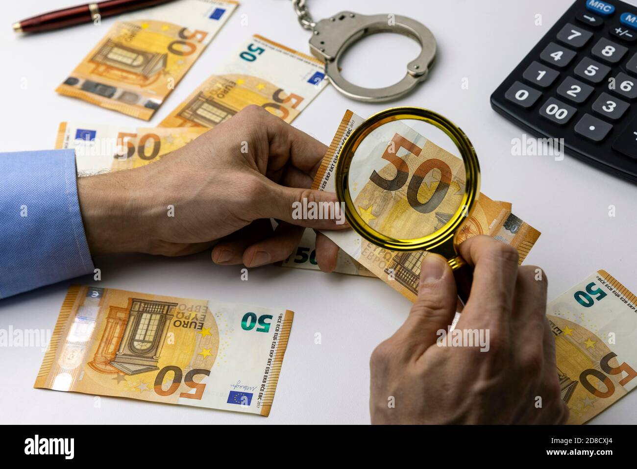 concetto di indagine sulla criminalità finanziaria e sul riciclaggio di denaro. investigatore indaga le evidenze con lente di ingrandimento Foto Stock