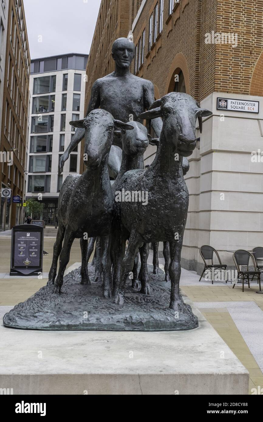 LONDRA, REGNO UNITO - 24 ottobre 2020: La scultura Paternoster di Elisabeth Frink in Piazza Paternoster vicino alla Cattedrale di St Pauls, Londra Foto Stock