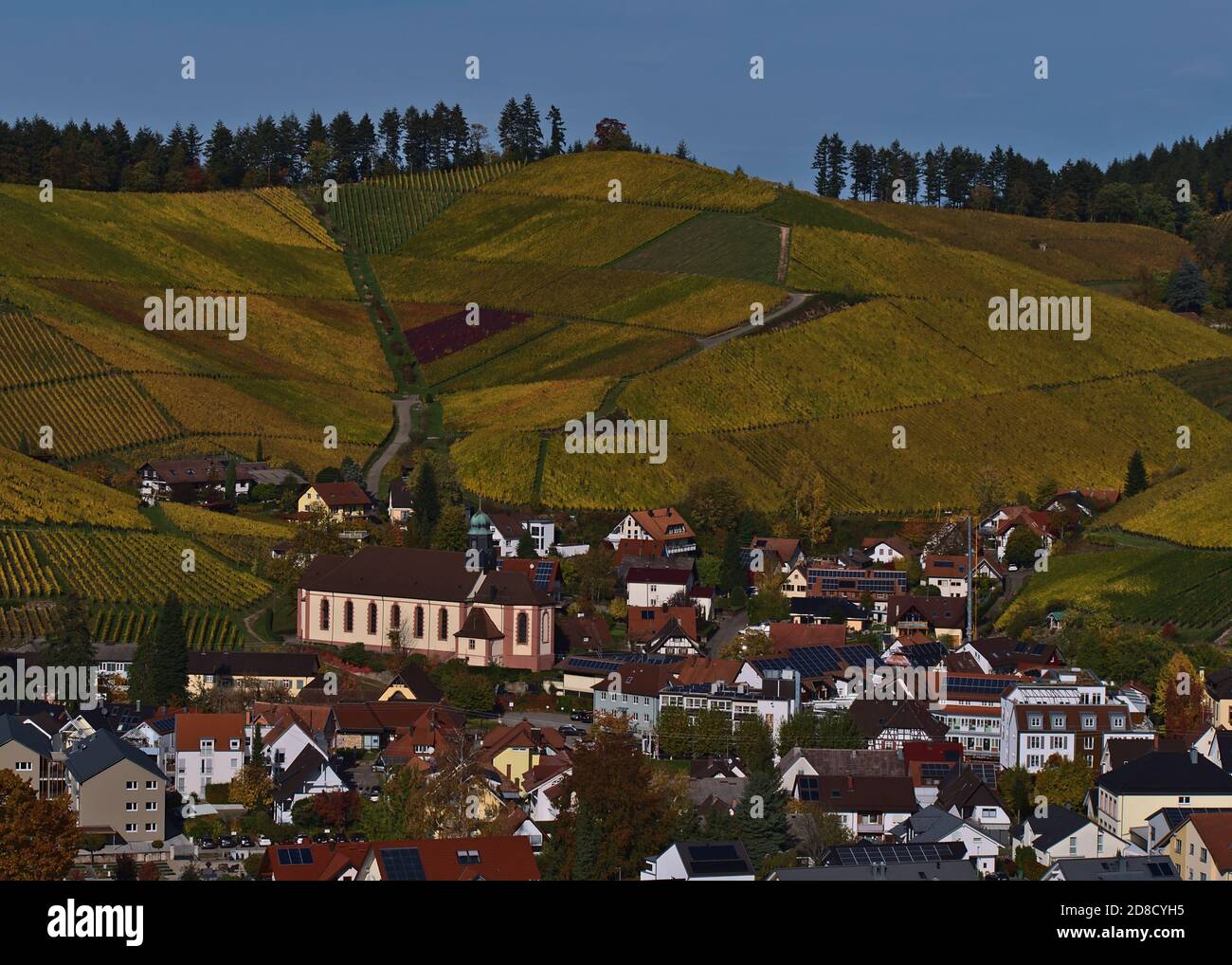 Veduta aerea del centro del piccolo villaggio di Durbach, Baden-Wuerttemberg, Germania nella stagione autunnale con la chiesa di Pfarrkirche San Heinrich. Foto Stock