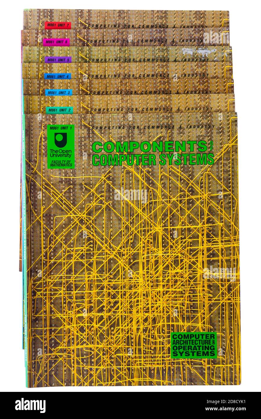 Libri su architettura informatica e sistemi operativi dell'Open University Isolato su sfondo bianco con componenti sistemi informatici libro su in alto Foto Stock