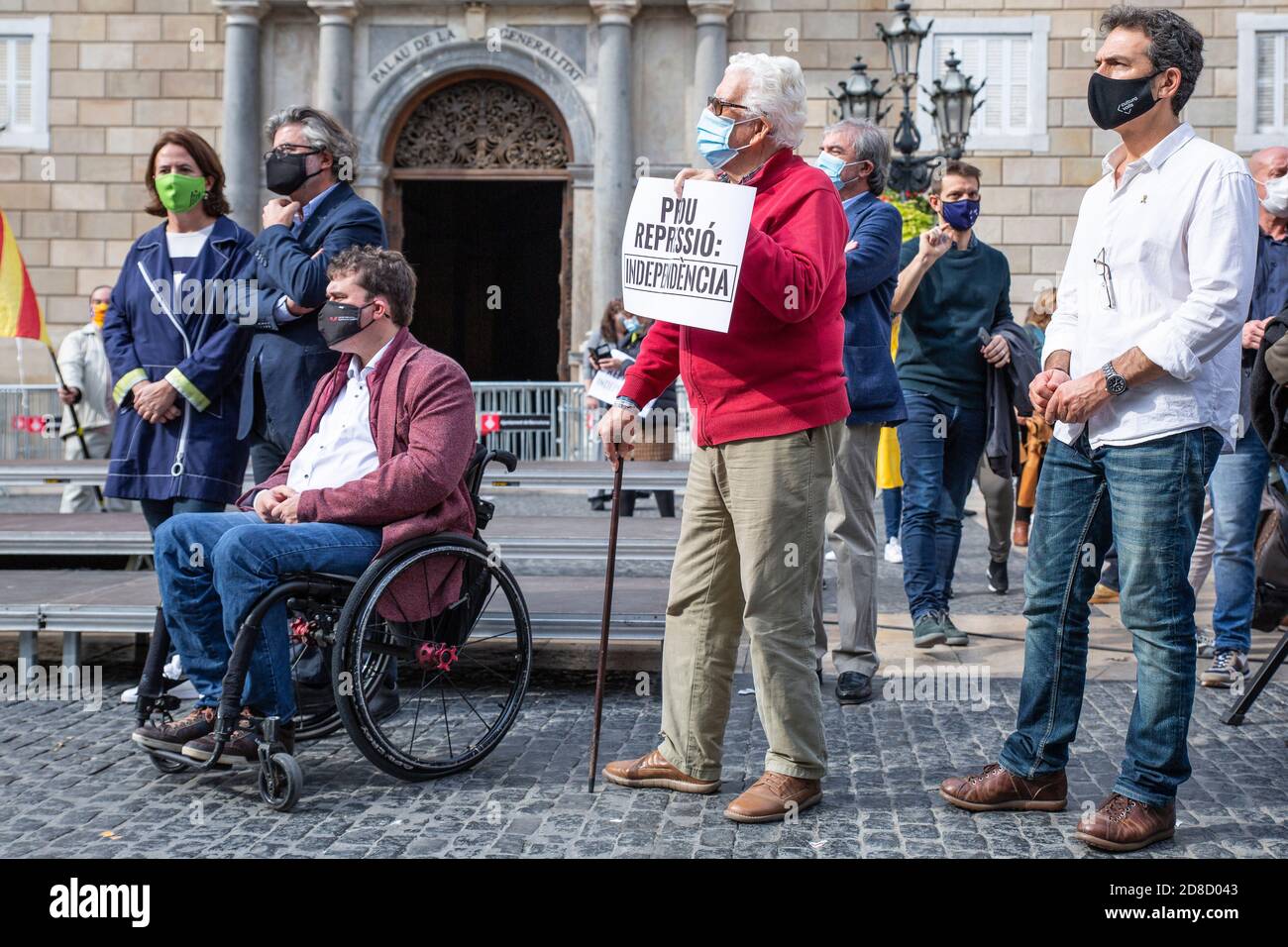 Barcellona, Spagna. 2020.10.28. Alcuni partiti e entità politiche pro-indipendenza si riuniscono in piazza Sant Jaume. Foto Stock