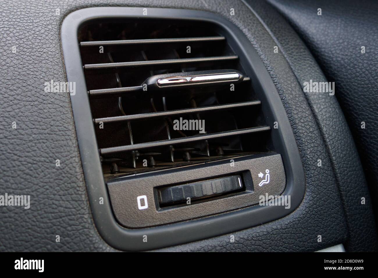 dettaglio primo piano dell'aria condizionata dell'auto, ventilazione in auto Foto Stock