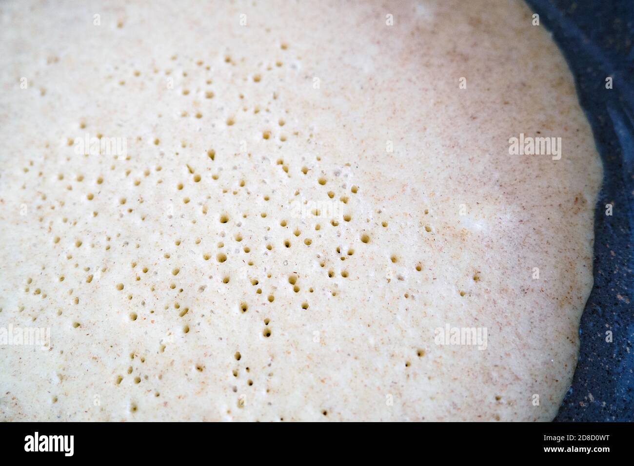 primo piano di pancake non appena sfornati a base di farina di segale in padella Foto Stock