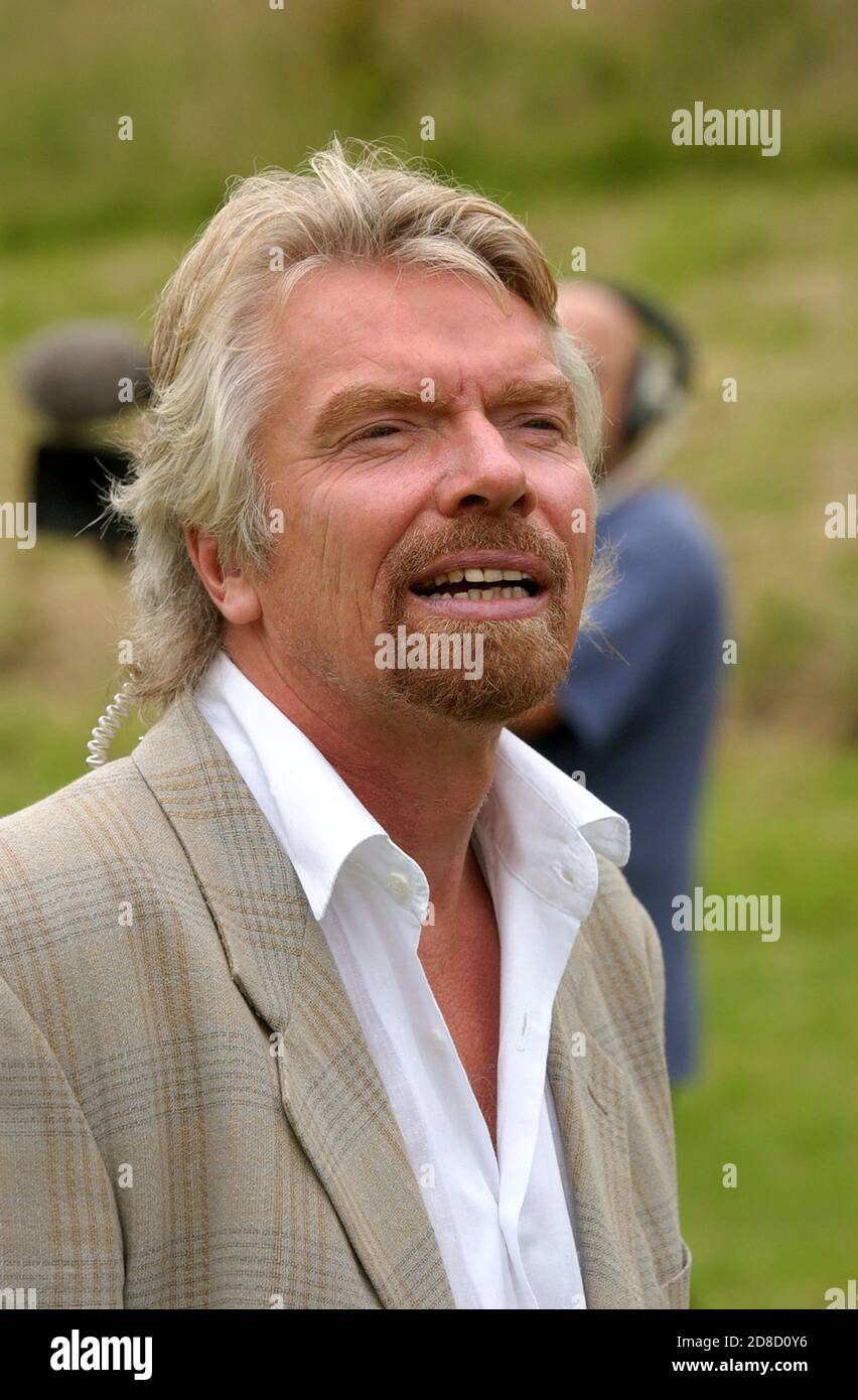 Richard Branson, prima di ricreare il volo di Sir George Cayley del 1853, in una replica, a Brompton, vicino Scarborough, North Yorkshire. Phot Foto Stock