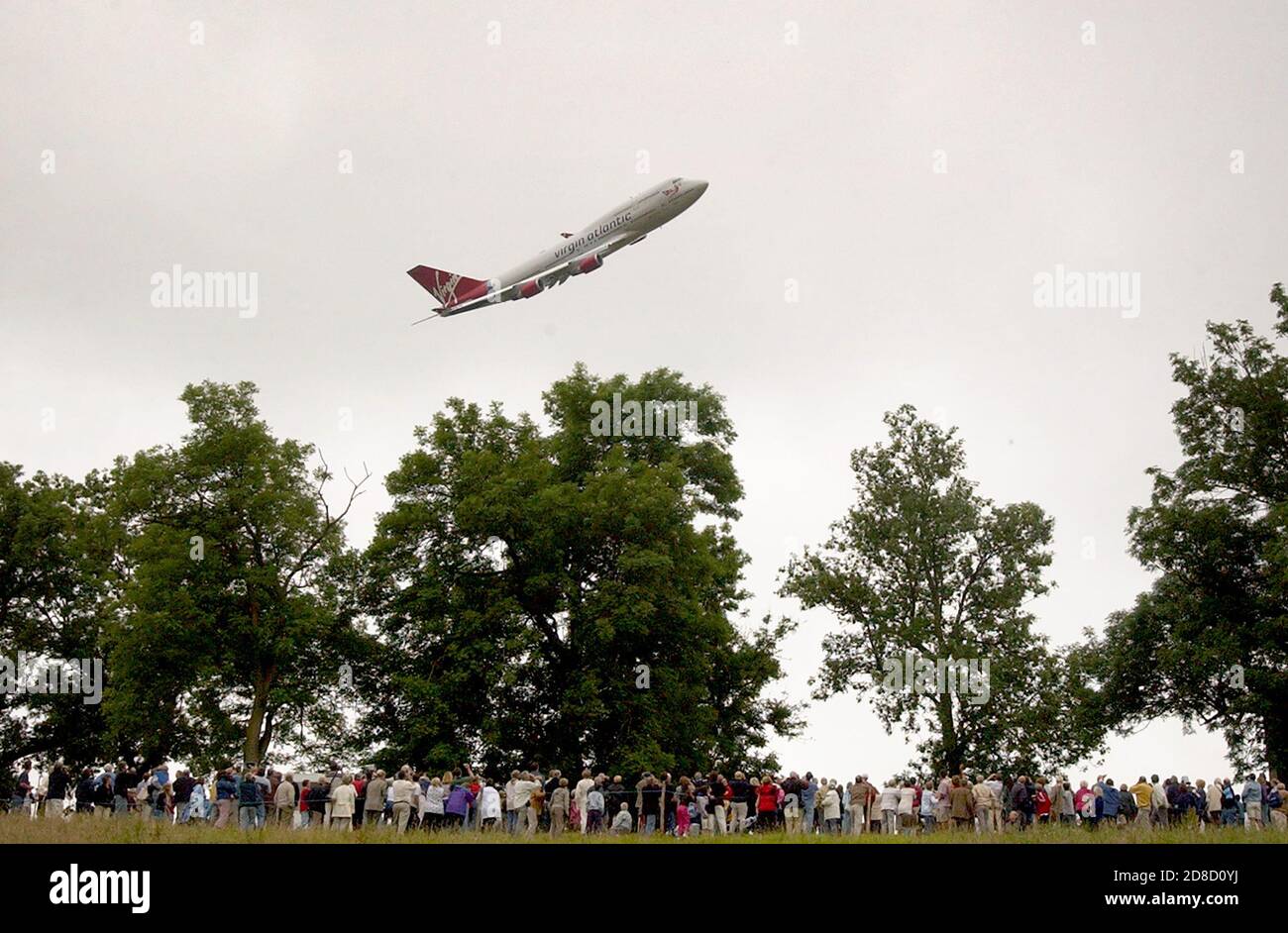 Un Virgin Atlantic Boeing 747 (G-VAST) fa un basso passacalito prima che Richard Branson ricrea il volo del 1853 del aliante di Sir George Cayley, in una replica Foto Stock