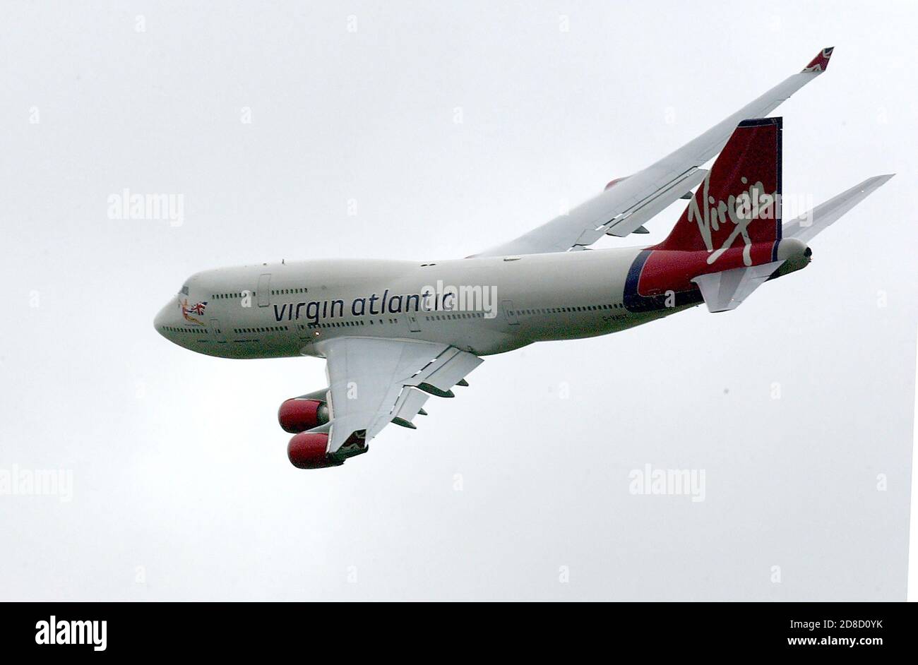 Un Virgin Atlantic Boeing 747 (G-VAST) fa un basso passacalito prima che Richard Branson ricrea il volo del 1853 del aliante di Sir George Cayley, in una replica Foto Stock