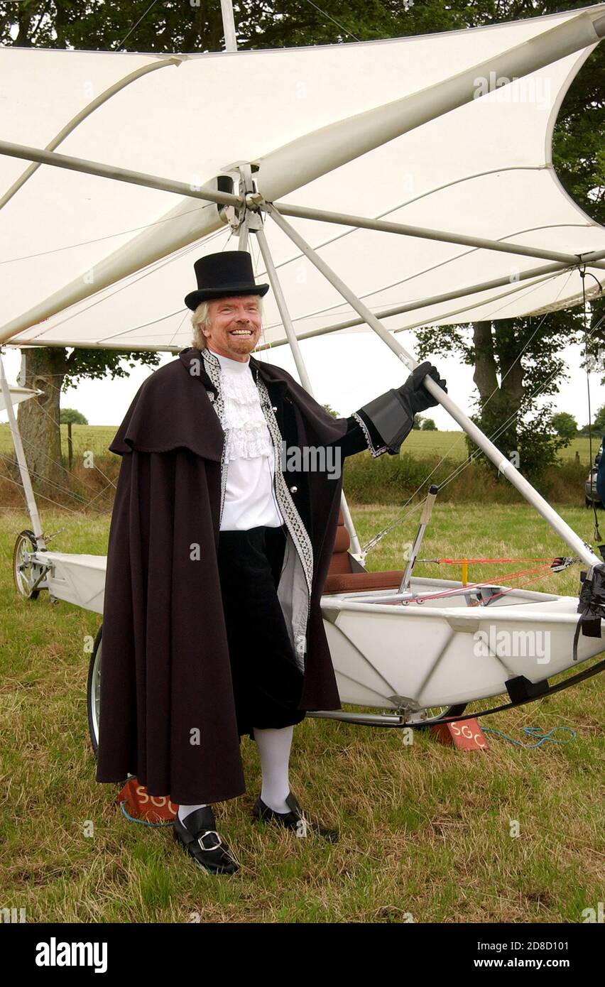 Richard Branson prima di ricreare il volo del aliante di Sir George Cayley, in una replica, a Brompton, vicino a Scarborough, North Yorkshire. Foto di UN Foto Stock