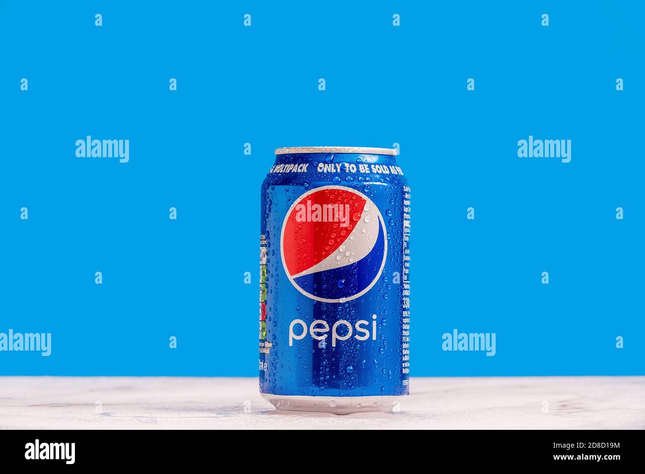 Londra, Regno Unito - Ottobre 29 2020: Lattina ghiacciata di Pepsi da sola con condensazione su sfondo blu. Foto Stock