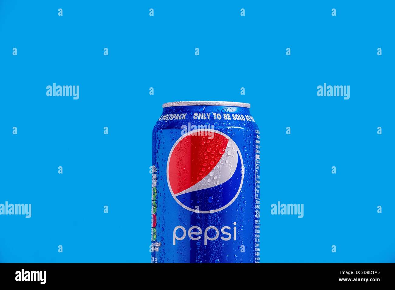 Londra, Regno Unito - Ottobre 29 2020: Lattina ghiacciata di Pepsi da sola con condensazione su sfondo blu. Foto Stock