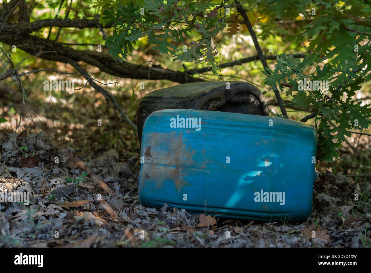 Mucchio di rifiuti su erba verde in natura problemi ambientali. Concetto di disastro della natura Foto Stock