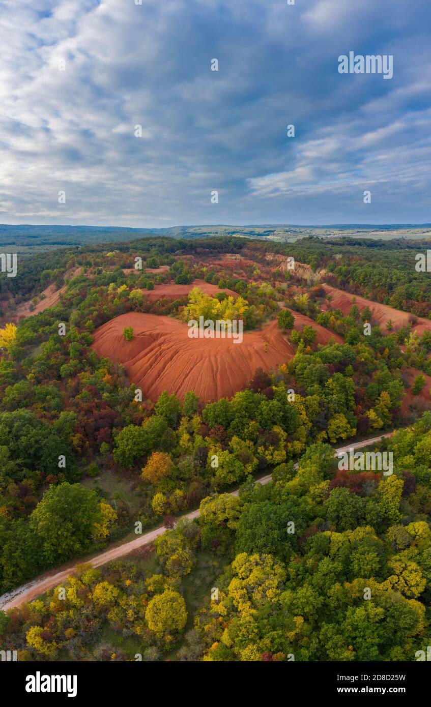 Gant, Ungheria - Vista aerea della miniera abbandonata di bauxite, formazione di bauxite. Superficie di colore rosso e arancione, grana bauxite. Caldi colori autunnali, autunno mo Foto Stock