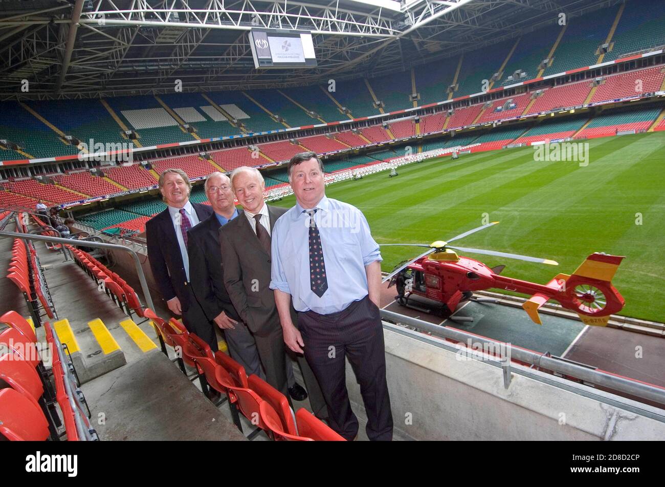 Ex rugby gallese internazionali (da sinistra) JPR Williams, John Dawes, JJ Williams e Barry John di fronte al Wales Air Ambulance Helicopter. Foto Stock
