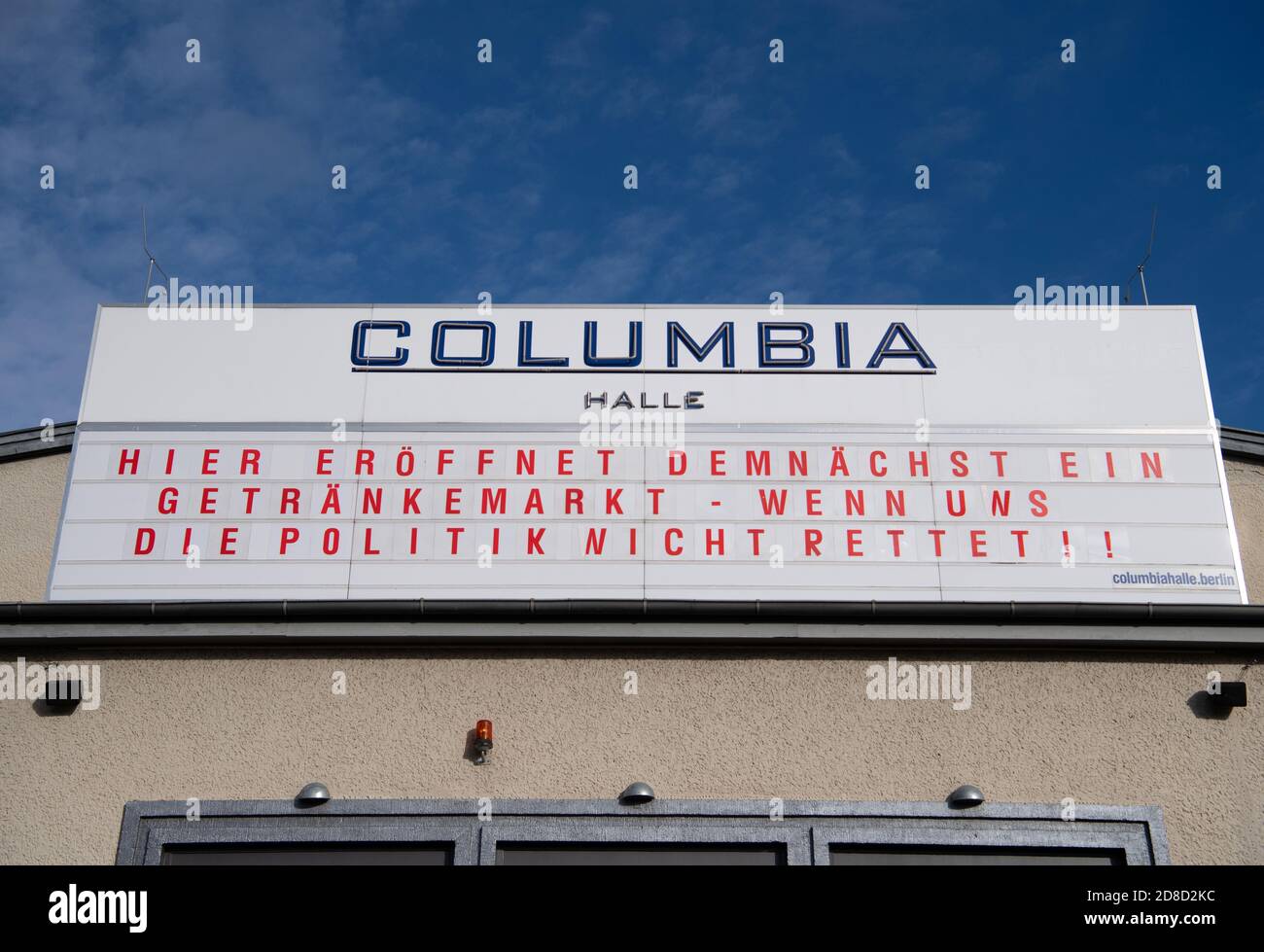 Berlino, Germania. 29 Ott 2020. Gli operatori della Columbia Hall chiedono aiuto dalla politica sulla bacheca informativa sopra l'ingresso. Fin dall'inizio della pandemia di Corona, non vi sono stati concerti. Gli organizzatori e l'operatore della sala concerti chiedono il sostegno dei politici. Credit: Paul Zinken/dpa-Zentralbild/dpa/Alamy Live News Foto Stock