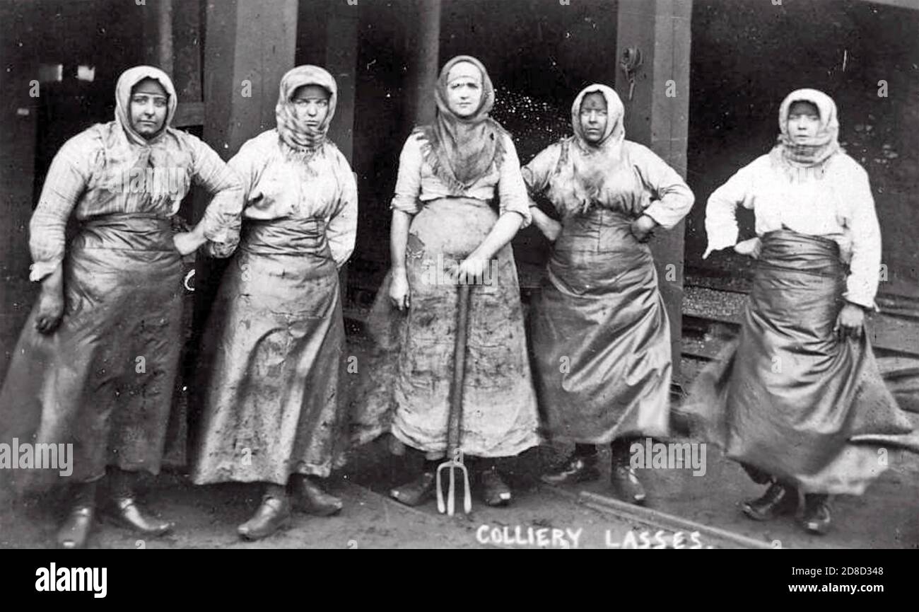 LASSES DI COLLIERY - Lassie di Pit Browed - in Wigan 1900. Foto Stock