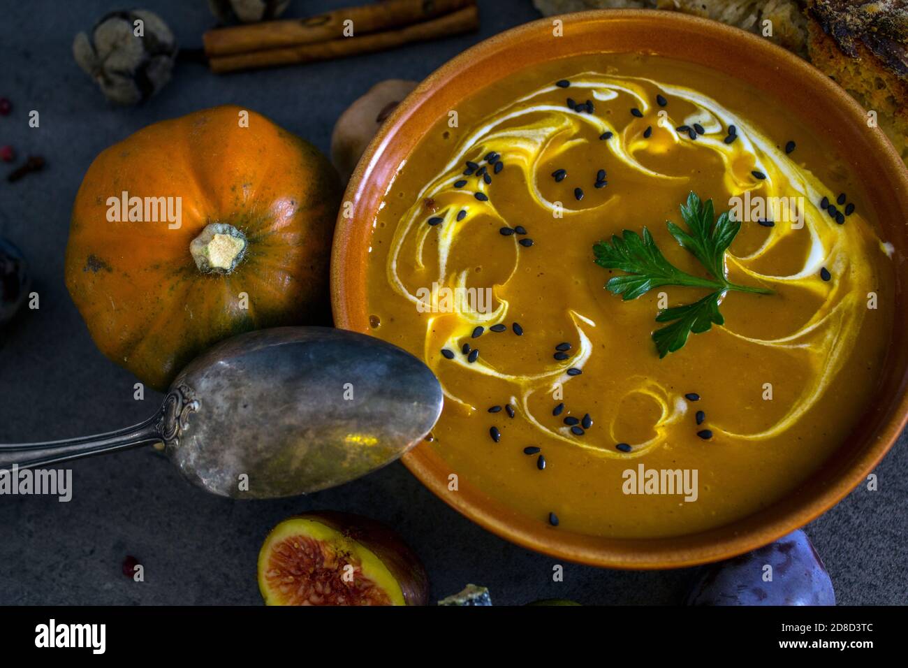 Zuppa di zucca in una ciotola. Ricevute autunnali. Concetto di alimentazione sana. Idee del menu di ringraziamento. Foto Stock