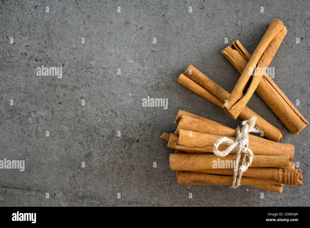 Cinnamon sticks vista dall'alto foto. Sfondo grigio scuro. Spazio di copia. Foto Stock