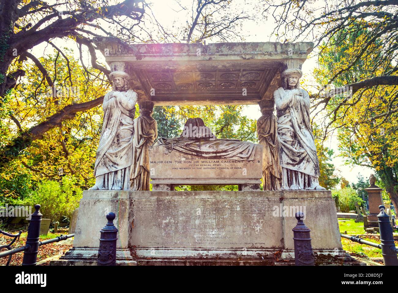 Tomba del maggiore generale Sir William Casement al Kensal Green Cemetery in autunno, Londra, Regno Unito Foto Stock