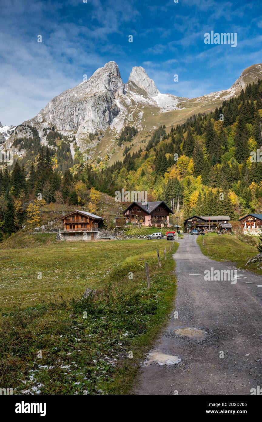 Village du Tanney con spettacolare picco di Les Jumelles Foto Stock